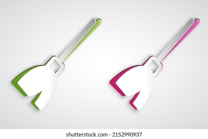 Recorte de papel Icono de la escoba de la manija aislado en el fondo gris. El concepto de servicio de limpieza. Estilo de arte de papel. Vector