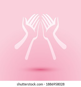Icono de cortar papel Manos aisladas en fondo rosado. Estilo de arte de papel. Vector.