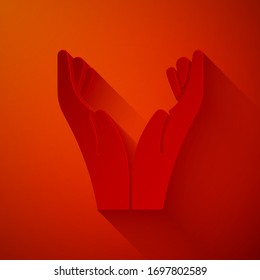 Cortar papel Manos en el icono de posición de oración aislado en el fondo rojo. Oración a Dios con fe y esperanza. Estilo de arte de papel. Ilustración vectorial