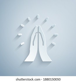 Cortar papel Manos en el icono de posición de oración aislado en fondo gris. Oración a Dios con fe y esperanza. Estilo de arte de papel. Vector.