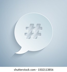 Icono de la burbuja del discurso del hashtag del corte de papel aislado en fondo gris. Concepto de signo de número, marketing en redes sociales, microblogging. Estilo de arte de papel. Ilustración vectorial