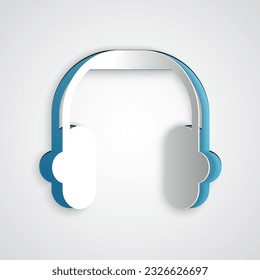 Icono de audífonos de corte de papel aislados en fondo gris. Auriculares. Concepto para escuchar música, servicio, comunicación y operador. Estilo de arte de papel. Vector