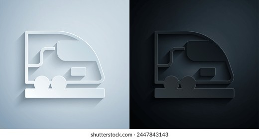 Icono de tren de alta velocidad cortado en papel aislado sobre fondo gris y negro. Viajes por ferrocarril y turismo ferroviario. Metro o metro agilizado transporte de tren rápido. Estilo de arte de papel. Vector