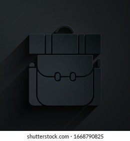 Icono de la mochila de recorte de papel aislado en fondo negro. Camping y mochila de exploración de montaña. Estilo de arte de papel. Ilustración vectorial