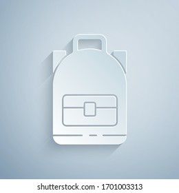 Icono de la mochila de recorte de papel aislado en fondo gris. Camping y mochila de exploración de montaña. Estilo de arte de papel. Ilustración vectorial