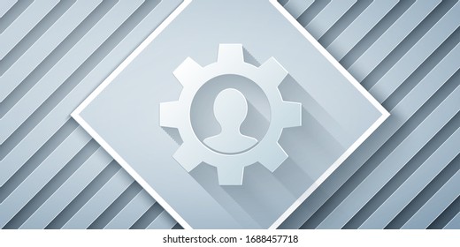Cortado de papel Humano con el engranaje dentro icono aislado en fondo gris.Inteligencia artificial. Pensando en el signo del cerebro. Símbolo trabajo cerebral. Estilo de arte de papel. Ilustración vectorial