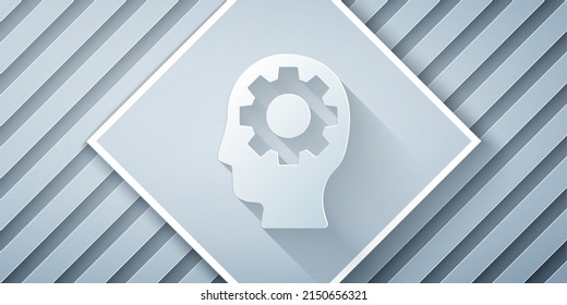 Cortado de papel Cabeza humana con el engranaje dentro del icono aislado en el fondo gris. Inteligencia artificial. Pensando en el cerebro. Trabajo de símbolo del cerebro. Estilo de arte de papel. Ilustración vectorial