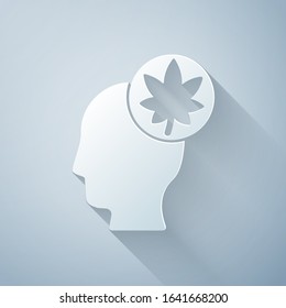 Cortar papel Cabeza humana con icono de hoja aislado en fondo gris. Estilo de arte de papel.  Ilustración vectorial