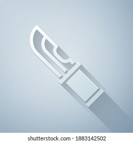 Recorte de papel Icono de cuchillo Hunter aislado en fondo gris. Cuchillo del ejército. Estilo de arte de papel. Vector