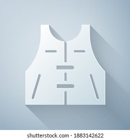 Recorte de papel Icono de chaqueta de caza aislado en fondo gris. El chaleco cazador. Estilo de arte de papel. Vector