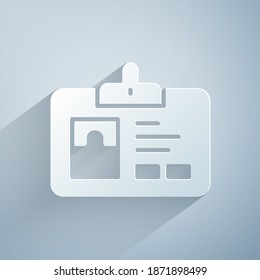 Icono de identificación de corte de papel aislado en fondo gris. Se puede usar para presentación, identidad de la empresa, publicidad. Estilo de arte de papel. Vector