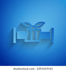 Icône de tuyau métallique de l'Industrie coupée en papier isolée sur fond bleu. Pièces de tuyauterie de différentes formes. Style papier. Image vectorielle