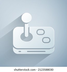 Cortar papel Joystick para el icono de la máquina de arcade aislado en fondo gris. Joystick gamepad. Estilo de arte de papel. Vector