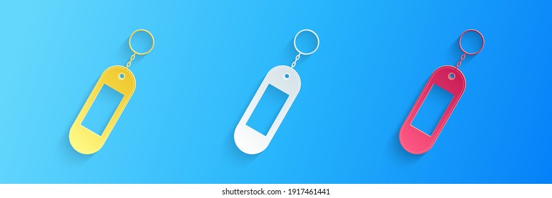 Cortar papel Icono de la cadena de teclas aislado en fondo azul. Cadena de teclas rectangular en blanco con anillo y cadena para llave. Estilo de arte de papel. Vector.