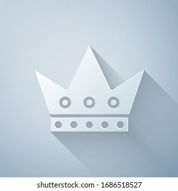 Icono de la carta King con recorte de papel aislado en fondo gris. Juegos de casino. Estilo de arte de papel. Ilustración vectorial