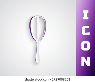 Corte de papel ícone de whisk cozinha isolado no fundo cinza. Utensílios de cozinha, batedor de ovos. Sinal de talheres. Símbolo de mistura de alimentos. Estilo da arte do papel. Vetor