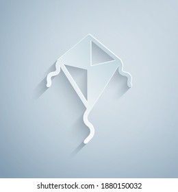 Recorte de papel Icono de cometa aislado en fondo gris. Estilo de arte de papel. Vector.