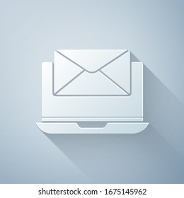 Portátil de corte de papel con sobre y correo electrónico abierto en el icono de pantalla aislado en fondo gris. Marketing por correo electrónico, conceptos de publicidad en Internet. Estilo de arte de papel.  Ilustración vectorial