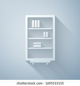 Icono de la estantería de biblioteca de corte de papel aislado en fondo gris. Estilo de arte de papel. Ilustración vectorial