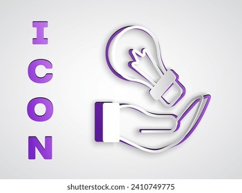 Cortado de papel Lámpara de luz en mano con el concepto de icono de idea aislado en fondo gris. Símbolo de energía e ideas. Concepto de inspiración. Estilo de arte de papel. Vector