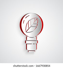 Bombilla de papel con icono de hoja aislada en fondo gris. Concepto de energía ecológica. Concepto de energía alternativa. Estilo de arte de papel. Ilustración vectorial
