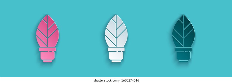 Bombilla de papel con icono de hoja aislada en fondo azul. Concepto de energía ecológica. Concepto de energía alternativa. Estilo de arte de papel. Ilustración vectorial