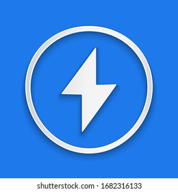 Icono de rayo de papel aislado en fondo azul. Signo Flash. Icono de flash de carga. Tornillo de trueno. Huelga de luz. Estilo de arte de papel. Ilustración vectorial