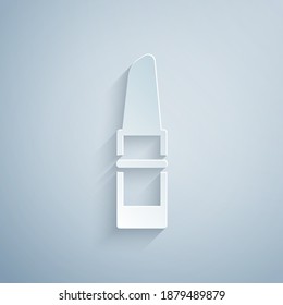 Icono de lápiz labial de corte de papel aislado en fondo gris. Estilo de arte de papel. Vector.