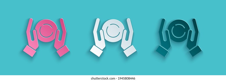 Cortado de papel Icono de bola mágica en mano aislado en fondo azul. Balón de cristal. Estilo de arte de papel. Vector