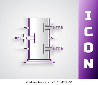 Cortar papel Caja mágica, tronco para trucos mágicos icono aislado en fondo gris. Mostrar con cuchillos, perforando la caja con espadas. Estilo de arte de papel. Ilustración vectorial