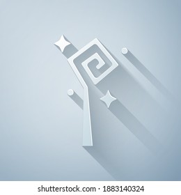 Recorte de papel Icono de personal mágico aislado en fondo gris. varita mágica, cetro, palo, vara. Estilo de arte de papel. Vector