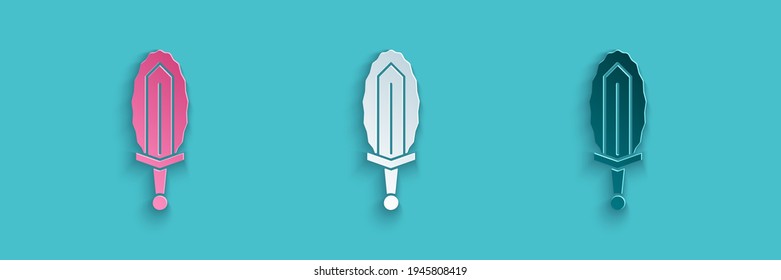 El papel cortó la espada mágica en el icono del fuego aislado en el fondo azul. Una espada feroz. Arma mágica de caballero, hechicero, mago. Con un hechizo de fuego. Cuchilla quemadora. Estilo de arte de papel. Vector