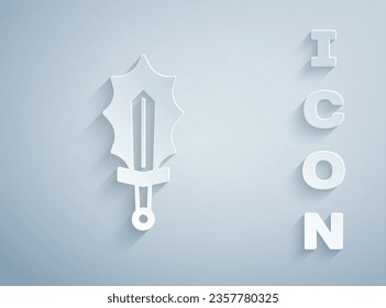El papel cortó la espada mágica en el icono del fuego aislado en el fondo gris. Una espada feroz. Arma mágica de caballero, hechicero, mago. Con un hechizo de fuego. Cuchilla quemadora. Estilo de arte de papel. Vector