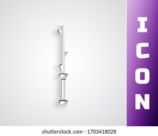 Icono de varita mágica cortada en papel aislado en fondo gris. Accesorio mágico con forma de estrella. Poder mágico. Estilo de arte de papel. Ilustración vectorial
