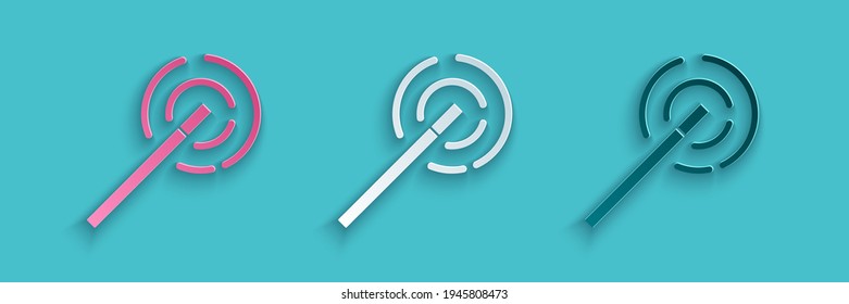 Cortar papel Icono de varita mágica aislado en fondo azul. Complemento mágico de forma estrella. Poder mágico. Estilo de arte de papel. Vector