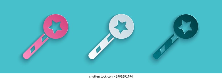 Papier schneidet Zauberstab Symbol einzeln auf blauem Hintergrund. Zaubererzubehör in Sternenform. Magische Kraft. Kunststil aus Papier. Vektorgrafik