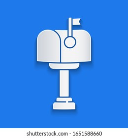 Icono del cuadro Correo de corte de papel aislado en fondo azul. Icono de buzón. Postal de correo en el poste con la bandera. Estilo de arte de papel.  Ilustración vectorial