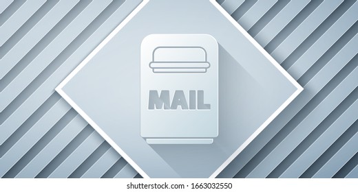 Icono del cuadro Correo de corte de papel aislado en fondo gris. Icono de buzón. Postal de correo en el poste con la bandera. Estilo de arte de papel. Ilustración vectorial