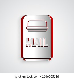 Icono del cuadro Correo de corte de papel aislado en fondo gris. Icono de buzón. Postal de correo en el poste con la bandera. Estilo de arte de papel. Ilustración vectorial