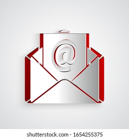 Icono de correo y correo electrónico aislado en fondo gris. Símbolo de sobres e-mail. Signo de mensaje de correo electrónico. Estilo de arte de papel.  Ilustración vectorial