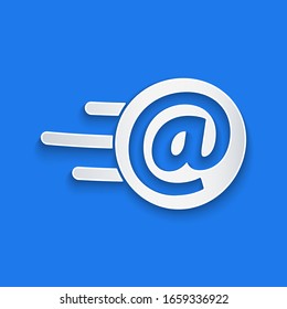 Icono de correo y correo electrónico de corte de papel aislado en fondo azul. Símbolo de sobres e-mail. Signo de mensaje de correo electrónico. Estilo de arte de papel. Ilustración vectorial