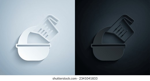 Papierschnitt Messbecher gießt Flüssigkeit in eine Schüssel Symbol einzeln auf grauem und schwarzem Hintergrund. Plastikbecherglas mit Griff. Kunststil aus Papier. Vektorgrafik