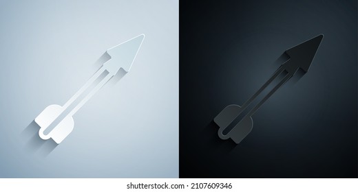 Icono de flecha medieval cortada en papel aislado en fondo gris y negro. arma medieval. Estilo de arte de papel. Vector