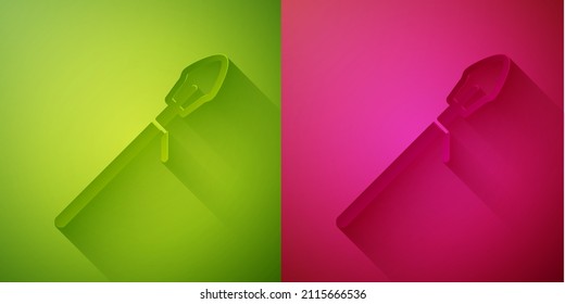 Papierschnitt Mittelalterliche Speersymbol einzeln auf grünem und rosafarbenem Hintergrund. Mittelalterliche Waffe. Kunststil aus Papier. Vektorgrafik