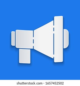 Icono de Megáfono cortado en papel aislado en fondo azul. Concepto de alerta de voz alta. Torno para la promoción del grito de Mouthpiece. Estilo de arte de papel.  Ilustración vectorial