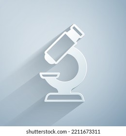 Icono de microscopio de corte de papel aislado en fondo gris. Química, instrumento farmacéutico, herramienta de magnificación microbiológica. Estilo de arte de papel. Vector