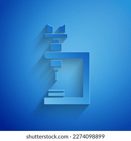 Icono de microscopio de corte de papel aislado en fondo azul. Química, instrumento farmacéutico, herramienta de magnificación microbiológica. Estilo de arte de papel. Ilustración vectorial