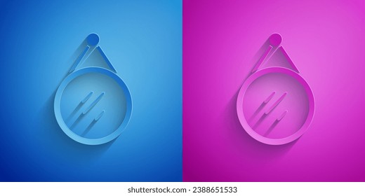 Papierschnitt Spiegelsymbol einzeln auf blauem und violettem Hintergrund. Kunststil aus Papier. Vektorgrafik