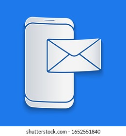 Cortado de papel Móvil y sobre, nuevo mensaje, icono de correo aislado en fondo azul. Uso para boletines de correo electrónico, encabezados, entradas de blog. Estilo de arte de papel.  Ilustración vectorial