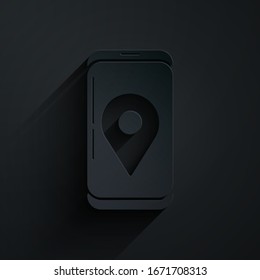 Papier geschnitten Smartphone mit App-Sendungsverfolgung Symbol einzeln auf schwarzem Hintergrund. Paketverfolgung. Kunststil aus Papier. Vektorillustration-Illustration